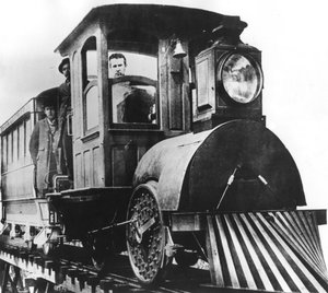 Der amerikanische Erfinder Thomas Alva Edison an Bord einer elektrischen Eisenbahn, 1892 von Unbekannt