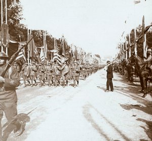 Amerikanische Truppen marschieren in der Siegesparade, Paris, Frankreich, ca. 1918-1919
