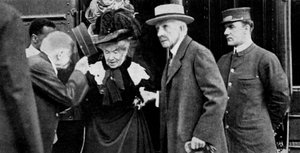 Amerikanischer Tycoon John D. Rockefeller und seine Frau bei der Ankunft in Cleveland, Ohio, 1912-1951 von Unbekannt