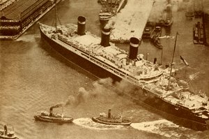 Ein Luftbild der Leviathan, die von kleinen Schleppern in ihr Dock in New York geschleppt wird, um 1930