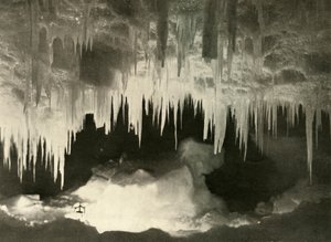 Eine Eishöhle im Winter, um 1908, 1909