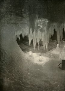 Eine Eishöhle im Winter. Fotografiert im Licht von Hurrikanlampen, ca. 1908, 1909