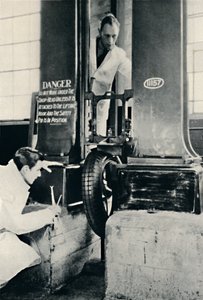 Ein Aufpralltest im Dunlop-Testhaus, 1937 von Unbekannt