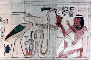 Altägyptischer Papyrus des Todes, der vor einer Schlange kniet