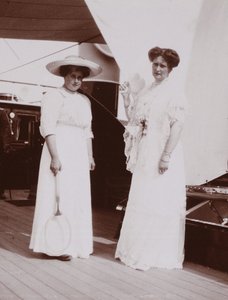 Anna Alexandrowna Wyrubowa links mit Kaiserin Alexandra Fjodorowna von Russland, 1912-1913 von Unbekannt