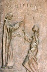 Skulptur an der Tür der Verkündigungsbasilika: die Heimsuchung (Maria und Elisabeth), Nazareth, Israel