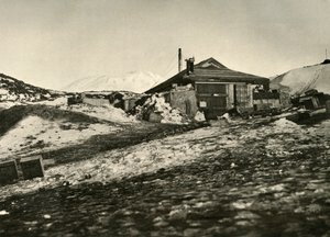 Eine andere Ansicht der Hütte im Sommer, um 1908, 1909 von Unbekannt