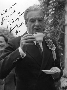 Anthony Eden, britischer konservativer Politiker, trinkt eine Tasse Tee von Unbekannt