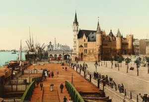 Antwerpen (Anvers). Blick über die alte Burg (Het Steen) auf den Hafen