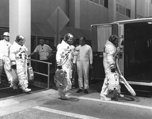 Apollo 11 Crew beim Anziehen der Raumanzüge für den Countdown-Demonstrationstest