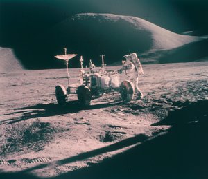 Apollo 15 Astronaut James Irwin mit dem Lunar Rover, August 1971 von Unbekannt