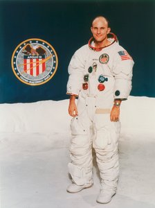 Apollo 16 Astronaut Thomas Mattingly im Raumanzug, 1971 von Unbekannt