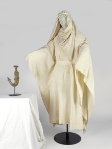 Arabische Gewänder und ein Kopfschmuck, bekannt als Keffiyah, gehörend zu T. E. Lawrence von Unbekannt
