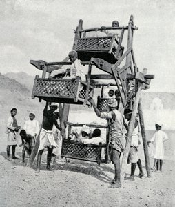 Arabische Kinder genießen ein Riesenrad, 1922 von Unbekannt