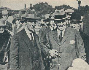 Ankunft in England. Kapitän Cecil Foster und sein erster Offizier Gravesend, August 1923, 1936