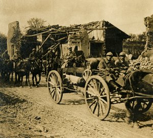 Artillerie durchquert Beauzée, Nordfrankreich, ca. 1914-1918