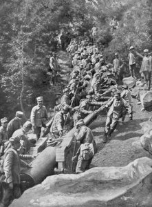 Artilleriestück, gezogen von 600 Soldaten, Zweite Schlacht am Isonzo, Erster Weltkrieg, 1915 von Unbekannt