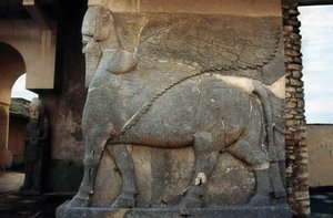 Assyrische Kunst: geflügelter Stier, Wächter des Palasteingangs, Skulptur