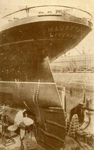 Arbeiten am Heck der Mauretania im Trockendock, um 1930 von Unbekannt