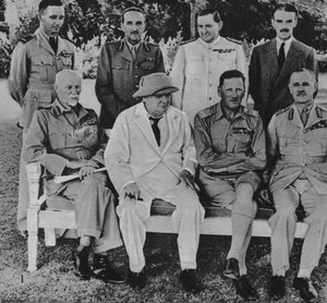 An der Front in Ägypten: Herr Churchill in Kairo mit Mitgliedern des Nahost-Kriegsrats, 1942 von Unbekannt