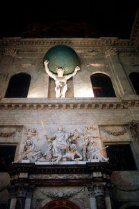 Atlas trägt das Universum auf seinen Schultern