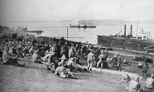 Österreichische Gefangene, die von Serben gefangen genommen wurden, ruhen sich mittags am Ufer der Donau aus, 1915