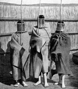 Basuto-Mädchenbräute während einer Initiationsperiode in die erwachsene Stammesgesellschaft, Lesotho, 1922 von Unbekannt