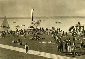 Badende am Ufer des Bodensees, Bregenz, Österreich, ca. 1935 von Unbekannt