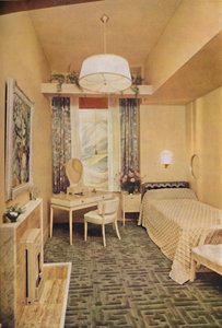 Schlafzimmer entworfen von Esmé Gordon, A.R.I.B.A., A.R.I.A.S., mit griechischem Schlüsseldesign W Wilton Teppich von J