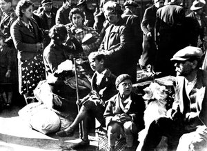 Belgische Flüchtlinge mit ihren Fahrrädern und Habseligkeiten vor dem Gare du Nord, Paris, Juli 1940