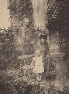 Berthe Morisot, ihr Ehemann Eugène Manet und ihre Tochter Julie, ca. 1881 von Unbekannt