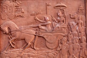 Bhagavad Gita auf einem Hindu-Tempel eingraviert: Krishna lenkt Arjunas Wagen, Vrindavan, Indien