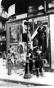 Plakatwand mit Männern, die Propagandaplakate anbringen, Paris, Zweiter Weltkrieg, 1939-1945 von Unbekannt