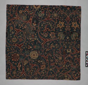 Blaugrundiger Teppichfragment mit rankenden Blumenranken von Unbekannt