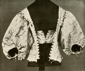 Mieder aus weißem Satin, geschlitzt und gepunktet, ca. 1620-1640, 1937 von Unbekannt