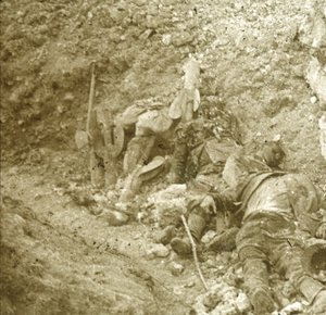 Leiche eines toten Soldaten, ca. 1914-1918