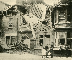 Bombenbeschädigte Häuser, Hartlepool, Erster Weltkrieg, Dezember 1914, um 1920 von Unbekannt
