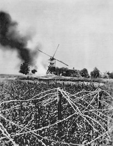 Beschuss einer Windmühle mit Brandgranaten, Artois, Frankreich, Erster Weltkrieg, 1915 von Unbekannt