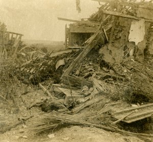 Bombardiertes Gebäude, Leiche eines toten Soldaten im Vordergrund, 1916 von Unbekannt