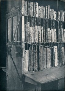 Bücherregal, 15. Jahrhundert, mit einigen späteren Ausgaben und Katalograhmen, 17. Jahrhundert