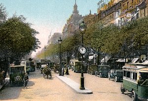 Boulevard des Italiens, Paris, mit Autos und Motorbussen auf der Straße, um 1900 von Unbekannt
