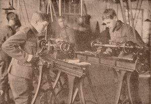 Jungen des Bradfield College stellen Granatenteile her, Berkshire, ca. 1916 von Unbekannt