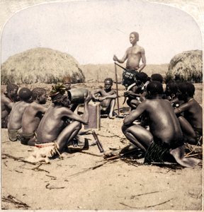 Krieger eines Zulu-Dorfes halten einen Rat ab, nahe dem Umlaloose-Fluss, Zululand, S.A. von Unbekannt