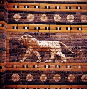Ziegelrelief eines Löwen an den Wänden des Heiligen Weges zum Ischtar-Tor, Babylon, ca. 580 v. Chr. von Unbekannt
