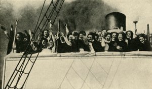 Britische Rotkreuzschwestern auf dem Weg zur Front, Erster Weltkrieg, 1914, ca. 1920 von Unbekannt