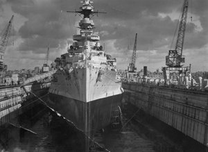 Britisches Schlachtschiff HMS Malaya im Schwimmdock, Malta, ca. 1937