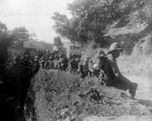 Britische Soldaten ruhen sich auf einem Marsch zwischen Kalsi und Chakrata, Indien, aus