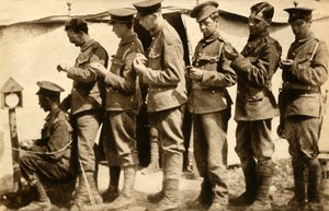 Britische Soldaten synchronisieren ihre Uhren an der Frontlinie, Erster Weltkrieg, 1914-1918, 1933 von Unbekannt