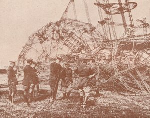 Britische Stabsoffiziere untersuchen das Wrack eines in England abgeschossenen Zeppelins, um 1917