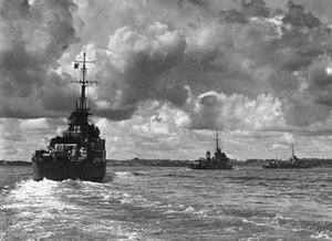 Britische Kriegsschiffe betreten den Hafen von Sydney, Australien, 1945